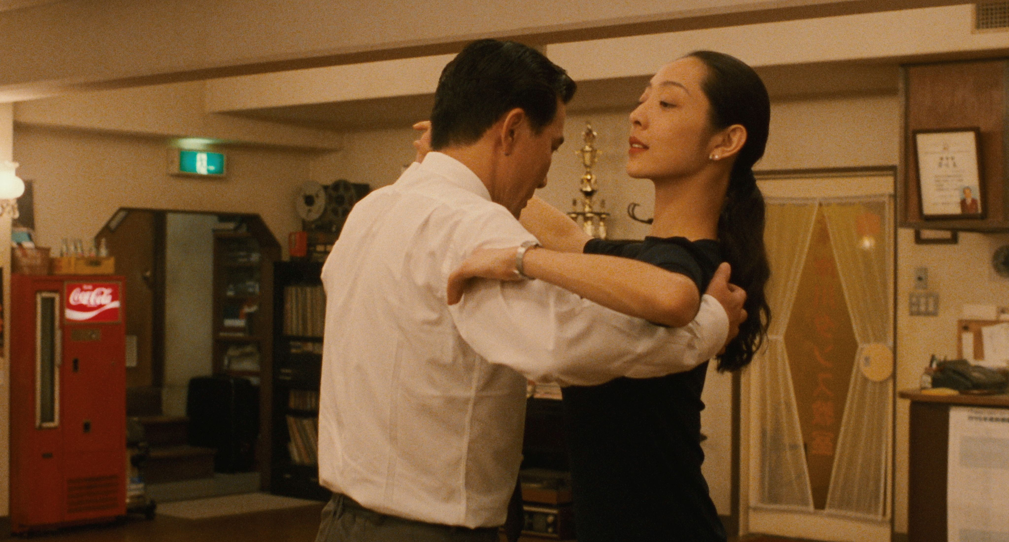 Koji Yakusho as Shohei Sugiyama holds the ballroom frame with his teacher Mai Kishikawa (Tamiyo Kusakari) during practice in Shall We Dance? (1996)