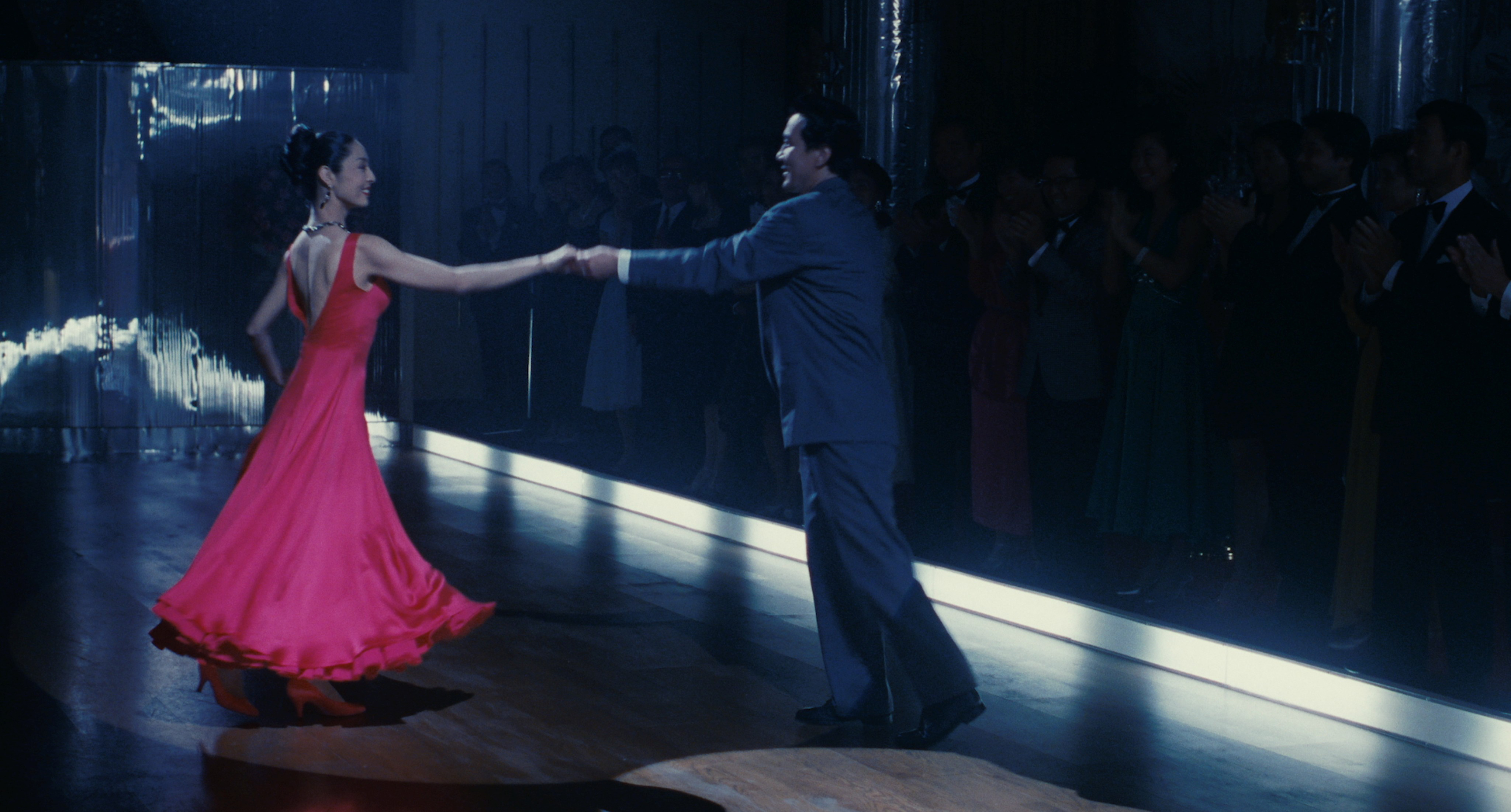 A couple performs on the competition floor before an applauding crowd in Shall We Dance? (1996)