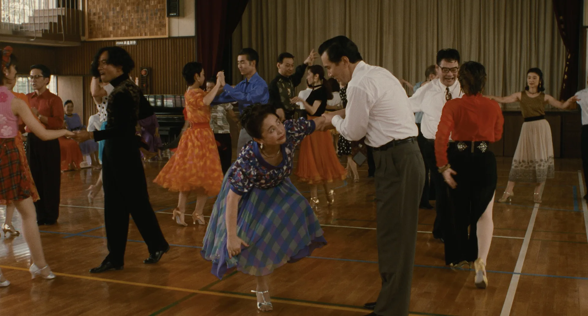 Couples practising steps on a crowded Tokyo dance-class floor in Shall We Dance? (1996)