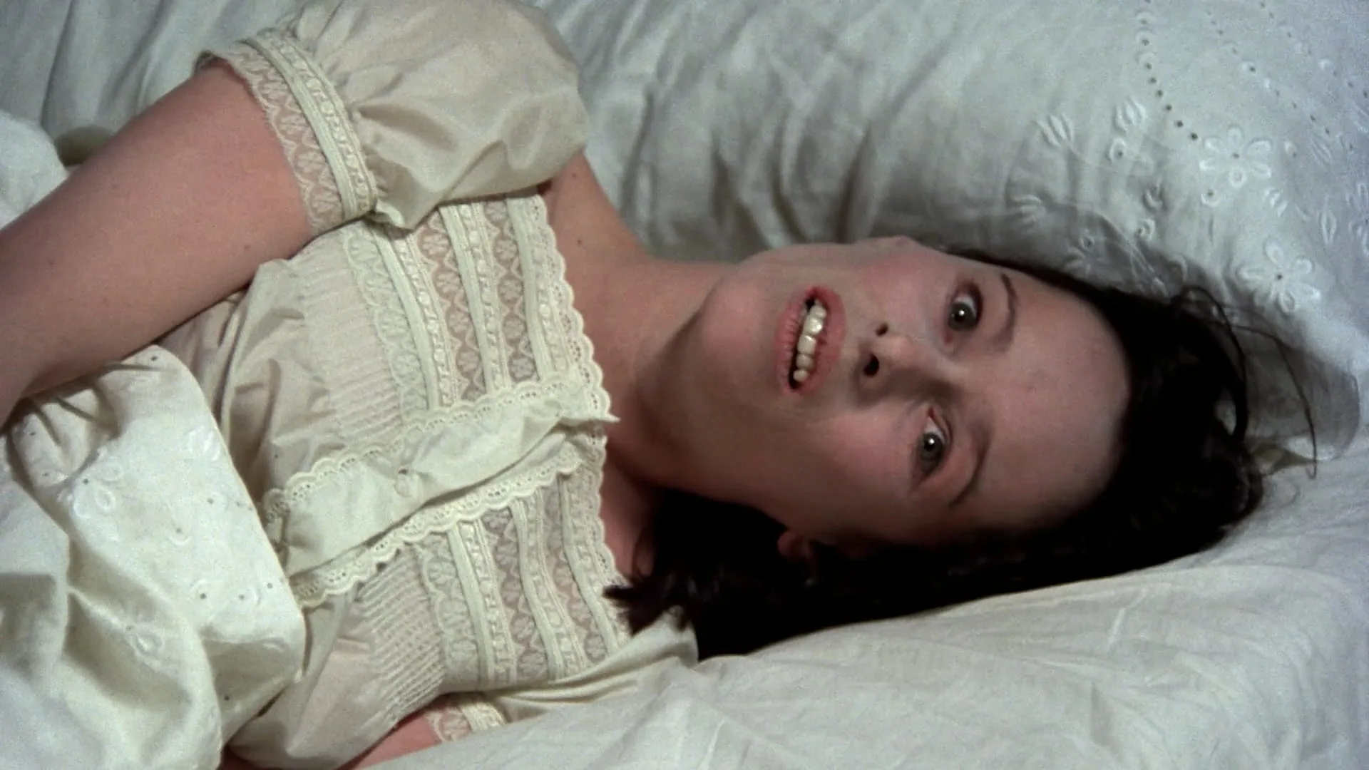 Ana's dying mother (Geraldine Chaplin) lies distressed in bed in Cría Cuervos