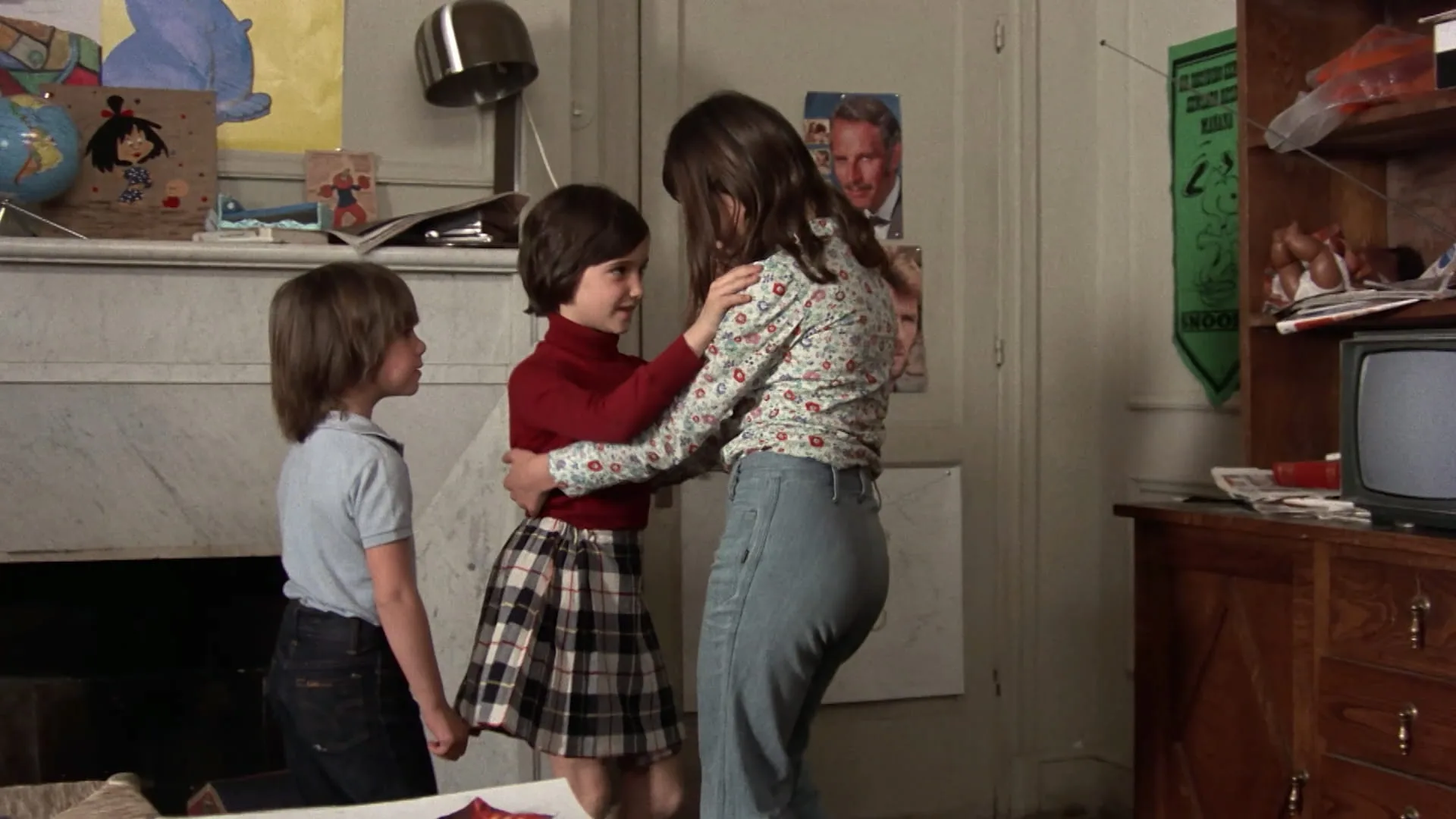 The three sisters play a dressing-up game in their bedroom in Cría Cuervos